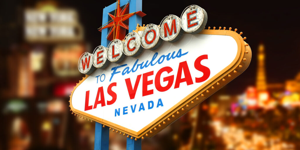 Das ikonische Schild "Welcome to Fabulous Las Vegas Nevada" ist nachts beleuchtet.