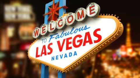 Das ikonische Schild Welcome to Fabulous Las Vegas, Nevada, beleuchtet bei Nacht.