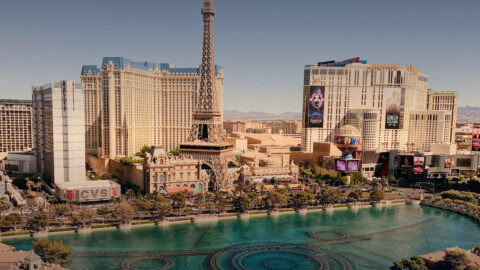 Blick auf den Las Vegas Strip mit den Hotels Paris und Planet Hollywood und dem Bellagio-Brunnen im Vordergrund.