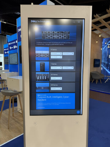 Großer Touchscreen-Kiosk mit Informationen über Serverprodukte von Dell Technologies bei einer technischen Veranstaltung.